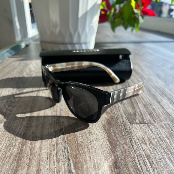 Burbarry Sunglasses - Picture 1 of 6
